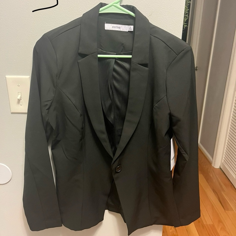 Excellent condition. Never worn. Tags on